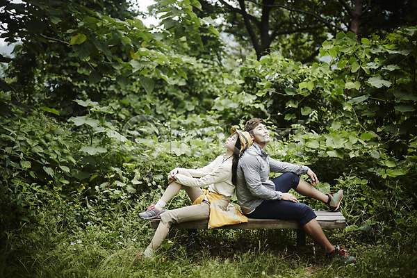 휴식 30대 남자 두명 성인 성인만 여자 한국인 JPG 옆모습 포토 가평 나무 등맞대기 등산 벤치 숲 숲속 앉기 야외 자연 전신 주간 커플 커플라이프