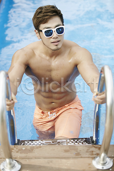 30대 남자 성인 한국인 한명 JPG 앞모습 포토 가평 바캉스 복근 상반신 선글라스 수영복 수영장 야외 야외수영장 여름휴가 오르기 주간 휴가