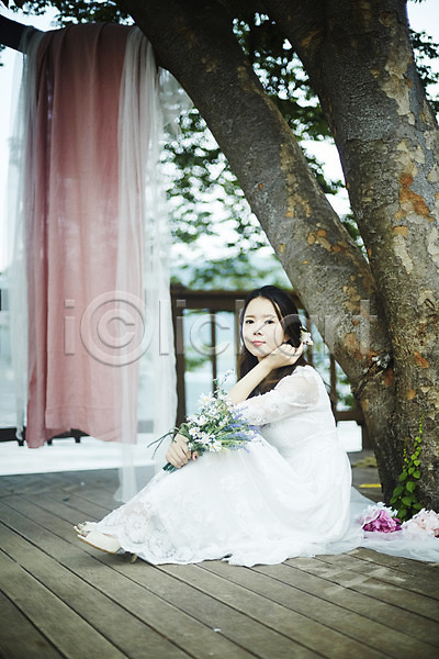 청순 30대 성인 성인여자한명만 여자 한국인 한명 JPG 옆모습 포토 가평 꽃다발 나무 들기 셀프웨딩 앉기 원피스 전신