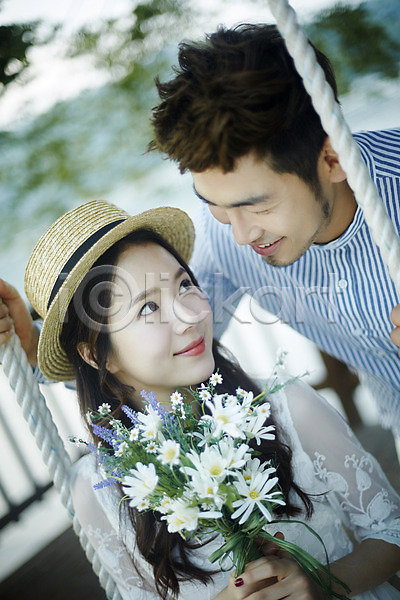30대 남자 두명 성인 성인만 여자 한국인 JPG 앞모습 포토 가평 그네 꽃다발 마주보기 모자(잡화) 미소(표정) 상반신 야외 주간 커플 커플라이프