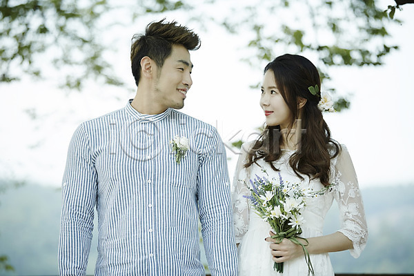 30대 남자 두명 성인 성인만 여자 한국인 JPG 앞모습 포토 가평 꽃다발 마주보기 미소(표정) 상반신 셀프웨딩 야외 주간 커플 커플라이프 코사지