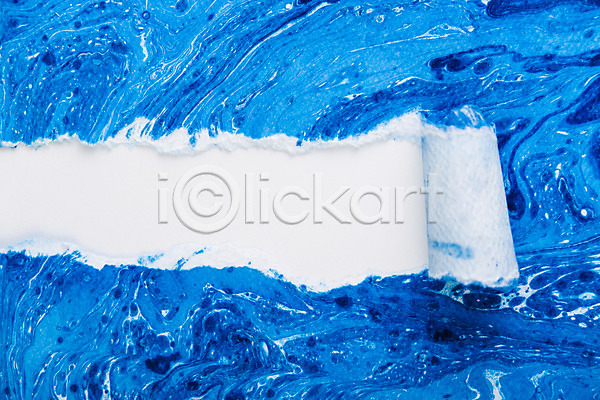 사람없음 JPG 포토 마블링 물감 미술 백그라운드 스튜디오촬영 실내 얼룩 잉크 종이 질감 찢어짐 클래식블루 트렌드컬러 파란색 페인트