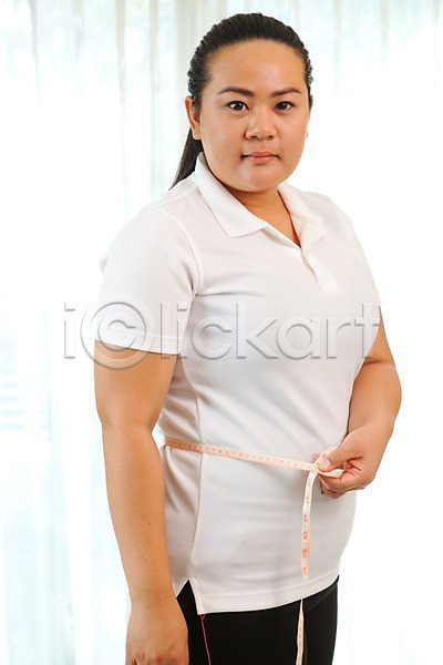 동양인 사람 여자 한명 JPG 포토 해외이미지 건강 다이어트 돌봄 라이프스타일 모양 몸무게 비만 서기 셀룰라이트 숫자 신체 운동 적자 측정 큼 테이프 해로움 해외202004 허리 흰색