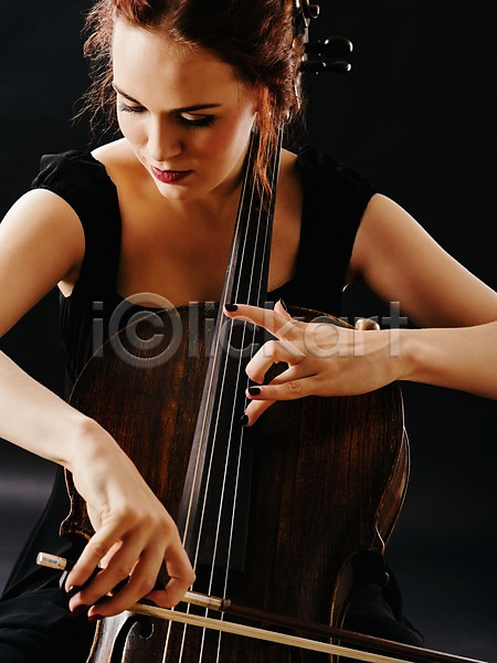 성인 성인여자한명만 여자 한명 JPG 앞모습 포토 해외이미지 검은배경 들기 상반신 실내 연주 음악 첼로 첼리스트 해외202004