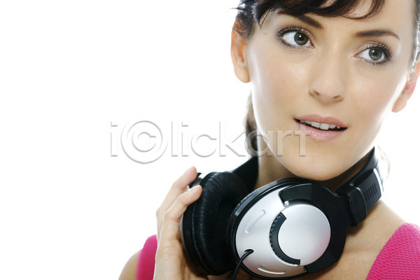 행복 성인 여자 한명 JPG 포토 해외이미지 고립 드레스 듣기 라이프스타일 미소(표정) 백그라운드 분홍색 여름(계절) 음악 해외202004 헤드폰 흰색