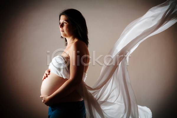 순수 예측 백인 사람 성인 여자 한명 JPG 포토 해외이미지 가족 건강 기다림 라이프스타일 몸통 사발 신체 엄마 임신 태아 피부 해외202004