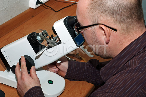 사람 한명 JPG 포토 해외이미지 검안사 그라인더 기계 눈(신체부위) 수리 안경 작업 직업 해외202004