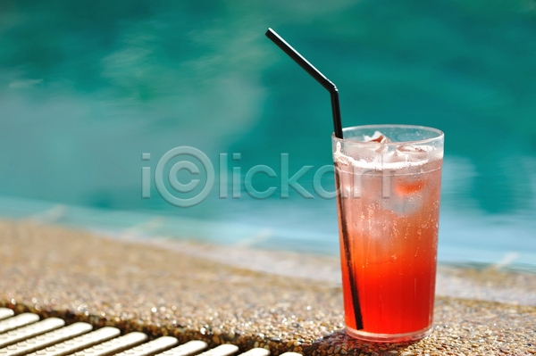 사람없음 JPG 아웃포커스 포토 해외이미지 빨대 수영장 야외 여름(계절) 주간 칵테일 한잔 해외202004