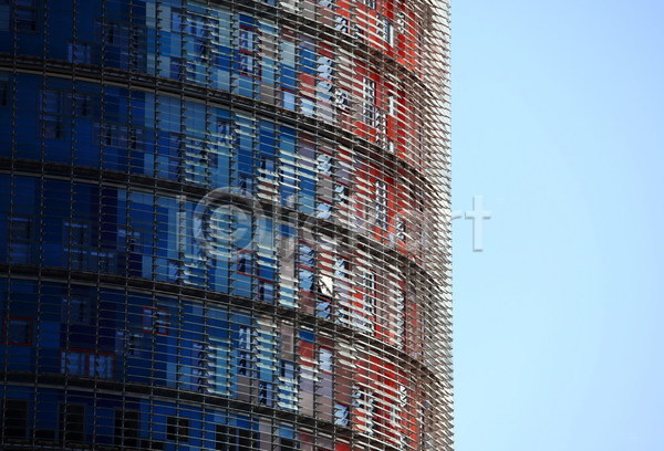 사람없음 JPG 포토 해외이미지 가로 건물 건축양식 고층빌딩 그늘 그림자 묘사 벽 블라인드 사무실 외관 유리 줄무늬 창문 태양 해외202004 햇빛