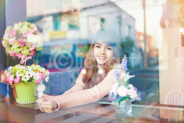 행복 동양인 백인 사람 여자 한명 JPG 포토 해외이미지 거울 꽃 꽃집 내추럴 미소(표정) 반사 방 식물 실내 아시아 자연 초록색 해외202004 흰색