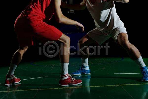 경쟁 청춘(젊음) 남자 두명 성인 성인남자만 JPG 앞모습 옆모습 포토 해외이미지 농구 농구장 드리블 수비 실내 전신 해외202004