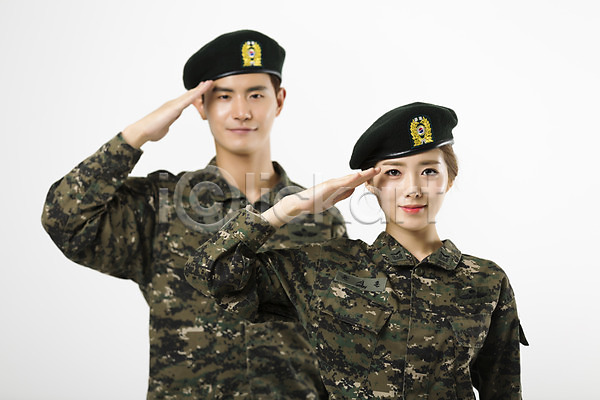 20대 남자 두명 성인 성인만 여자 한국인 JPG 앞모습 포토 경례 군복 군인 미소(표정) 상반신 서기 스튜디오촬영 실내 여군