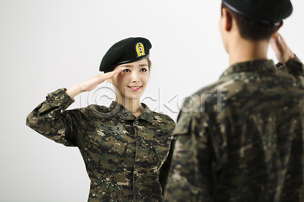 20대 남자 두명 성인 성인만 여자 한국인 JPG 뒷모습 앞모습 포토 경례 군복 군인 마주보기 상반신 서기 스튜디오촬영 실내 여군