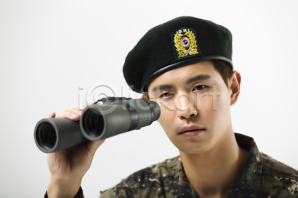 20대 남자 성인 성인남자한명만 한국인 한명 JPG 앞모습 포토 군복 군인 들기 망원경 상반신 스튜디오촬영 실내 앉기