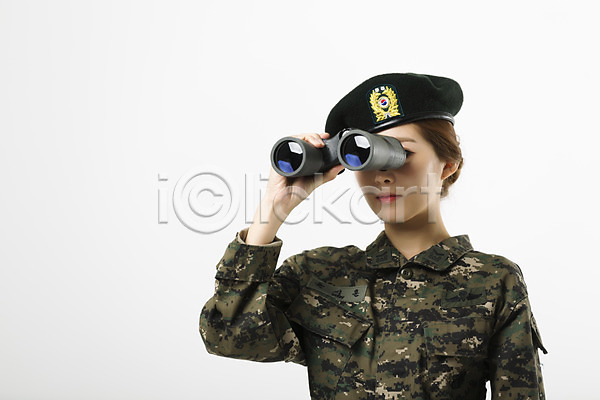 20대 성인 성인여자한명만 여자 한국인 한명 JPG 앞모습 포토 군복 들기 망원경 상반신 서기 스튜디오촬영 실내 여군 응시