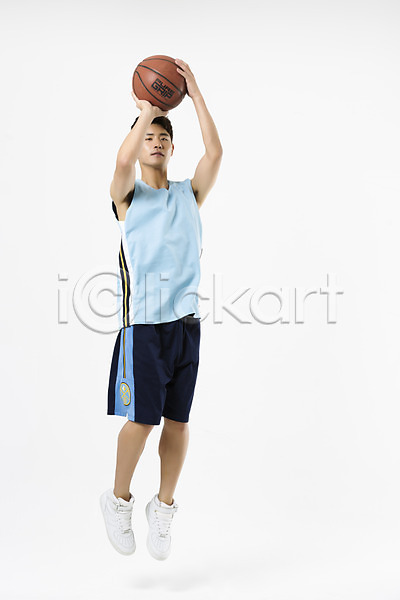 20대 남자 성인 성인남자한명만 한국인 한명 JPG 앞모습 포토 농구공 농구선수 들기 슛 스튜디오촬영 실내 전신 점프