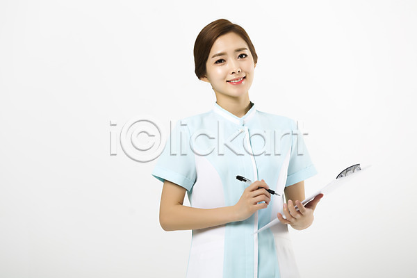 20대 성인 성인여자한명만 여자 한국인 한명 JPG 앞모습 포토 간호사 들기 미소(표정) 상반신 서기 서류판 스튜디오촬영 실내 의학