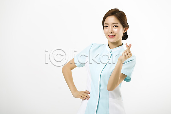 20대 성인 성인여자한명만 여자 한국인 한명 JPG 앞모습 포토 간호사 미소(표정) 상반신 서기 손하트 스튜디오촬영 실내 의학