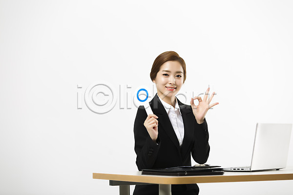 20대 성인 성인여자한명만 여자 한국인 한명 JPG 앞모습 포토 OK 노트북 미소(표정) 비즈니스우먼 상반신 스튜디오촬영 실내 앉기 원형 정장 팻말