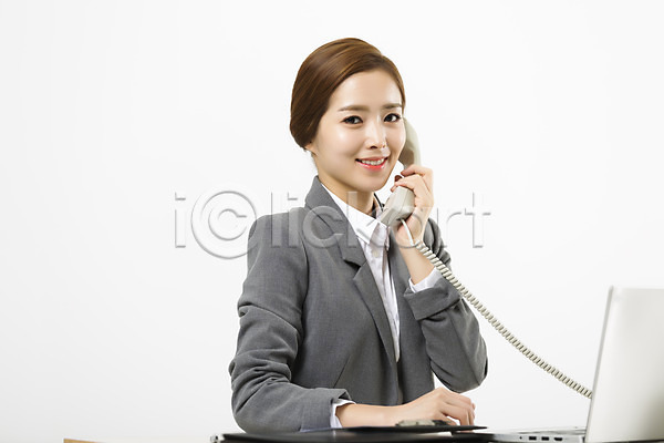 20대 성인 성인여자한명만 여자 한국인 한명 JPG 앞모습 포토 미소(표정) 상담원 상반신 스튜디오촬영 실내 앉기 전화기 텔레마케팅 통화
