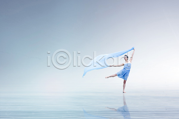 성인 여자 한국인 한명 PSD 디지털합성 편집이미지 디지털아트 물 반사 백그라운드 천(직물) 춤 풍경(경치)