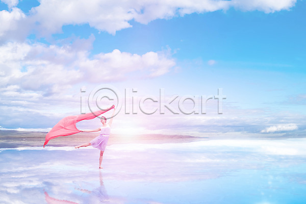 성인 여자 한국인 한명 PSD 디지털합성 편집이미지 구름(자연) 디지털아트 물 반사 백그라운드 천(직물) 춤 풍경(경치)
