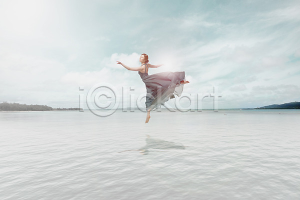 성인 여자 한국인 한명 PSD 디지털합성 편집이미지 디지털아트 물 반사 백그라운드 점프 춤 풍경(경치)