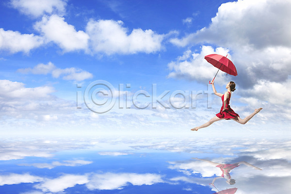 성인 여자 한국인 한명 PSD 디지털합성 편집이미지 구름(자연) 디지털아트 물 반사 백그라운드 우산 점프 춤 풍경(경치)