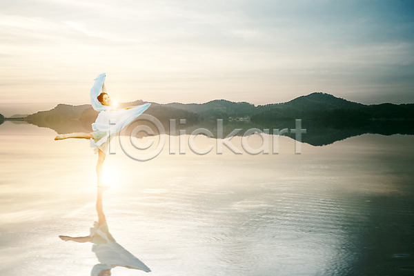 성인 여자 한국인 한명 PSD 디지털합성 편집이미지 디지털아트 물 반사 백그라운드 산 천(직물) 춤 풍경(경치)