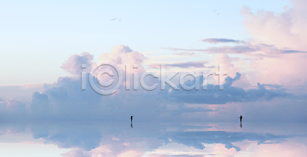 남자 두명 성인 PSD 디지털합성 실루엣 편집이미지 구름(자연) 그림자 디지털아트 물 반사 백그라운드 역광 풍경(경치)