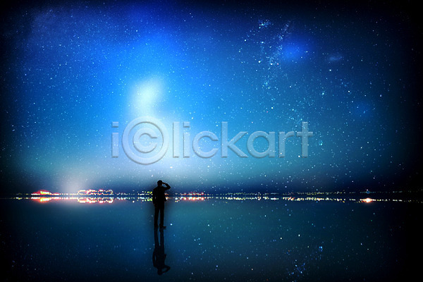 남자 성인 한명 PSD 디지털합성 실루엣 편집이미지 디지털아트 물 반사 밤하늘 백그라운드 별 빛 야경 풍경(경치)