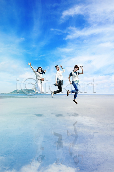 성인 세명 여자 한국인 PSD 디지털합성 편집이미지 구름(자연) 디지털아트 물 반사 백그라운드 섬 여행 점프 풍경(경치)