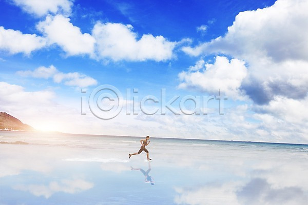 남자 성인 한국인 한명 PSD 디지털합성 편집이미지 구름(자연) 달리기 디지털아트 물 반사 백그라운드 운동 풍경(경치) 해변