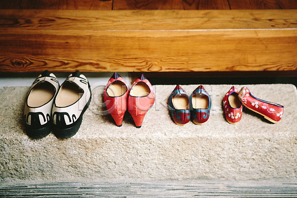 사람없음 JPG 포토 꽃신 디딤돌 야외 전통 전통소품 전통신발 주간 한옥