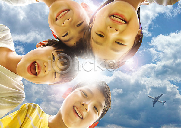 남자 어린이 여러명 여자 PSD 로우앵글 편집이미지 구름(자연) 비행기 웃음 편집 하늘