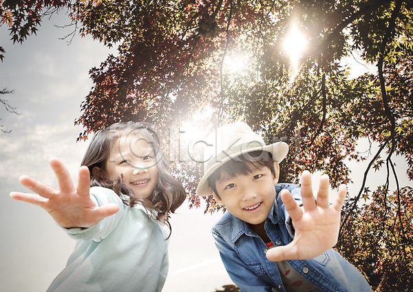남자 두명 어린이 여자 한국인 PSD 편집이미지 나무 소풍 편집 햇빛