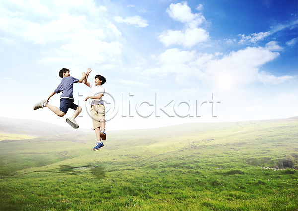남자 두명 어린이 한국인 PSD 편집이미지 구름(자연) 자연 잔디 점프 편집 하늘