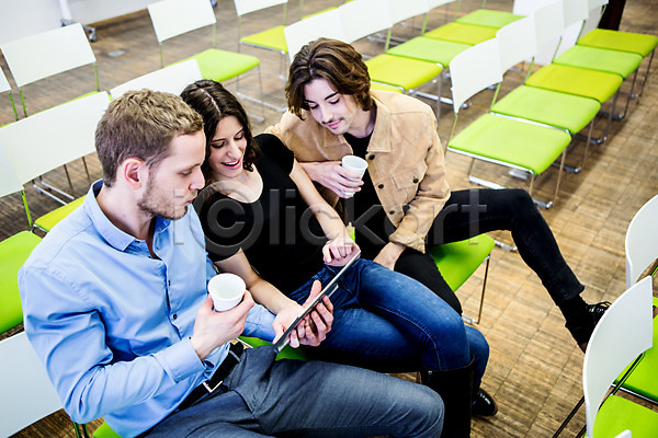 20대 남자 서양인 성인 세명 여자 JPG 포토 비즈니스 비즈니스라이프 실내 앉기 웃음 의자 직장인 캐주얼 컵 태블릿 회의