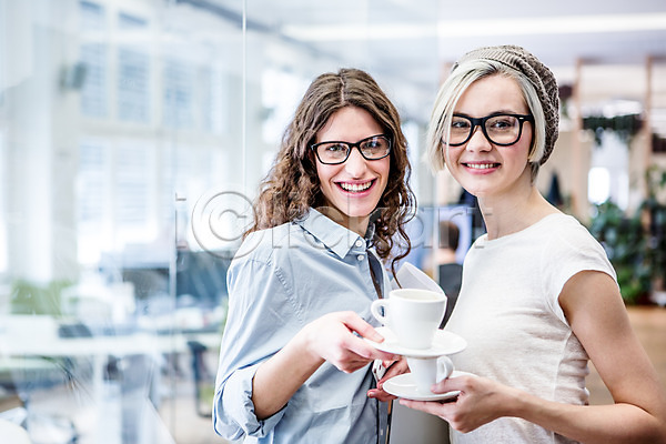 20대 두명 서양인 성인 여자 JPG 포토 들기 비즈니스 비즈니스라이프 상반신 실내 안경 웃음 직장인 캐주얼 커피 커피잔