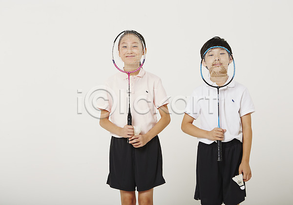 10대 남자 두명 성인만 십대만 여자 청소년 한국인 JPG 앞모습 포토 남학생 들기 방과후 배드민턴 배드민턴라켓 사교육 상반신 서기 셔틀콕 스튜디오촬영 실내 얼굴가리기 여학생 운동 운동복