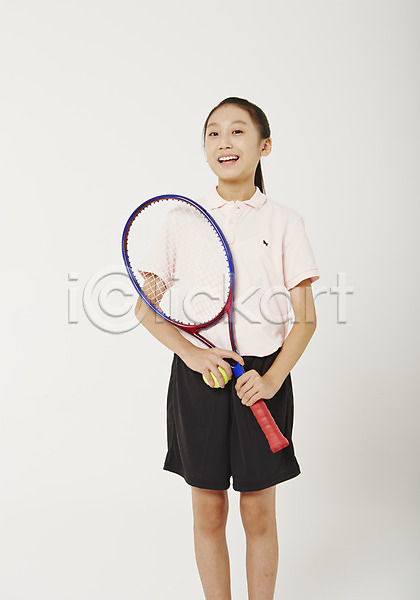10대 십대여자한명만 여자 청소년 한국인 한명 JPG 앞모습 포토 들기 미소(표정) 방과후 사교육 상반신 서기 스튜디오촬영 실내 여학생 운동 체육복 테니스 테니스공 테니스라켓