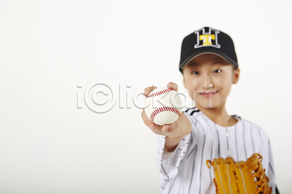 10대 십대여자한명만 여자 청소년 한국인 한명 JPG 앞모습 포토 들기 미소(표정) 방과후 사교육 상반신 서기 스튜디오촬영 실내 야구 야구공 야구글러브 야구모자 야구복 여학생 운동 투수