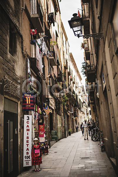 여러명 JPG 포토 거리 건물 계절 골목길 바르셀로나 보행자 스페인 야외 여름(계절) 여름풍경 여행 유럽 주간 카탈루냐 풍경(경치) 해외풍경