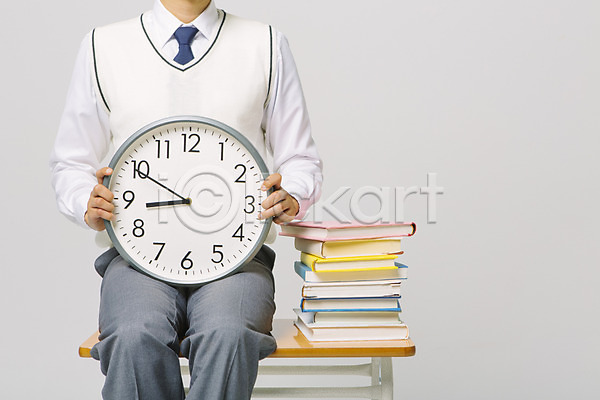 남자 청소년 한명 JPG 포토 9시 교복 들기 수능 수험생 시계 쌓기 앉기 책 책상 학생