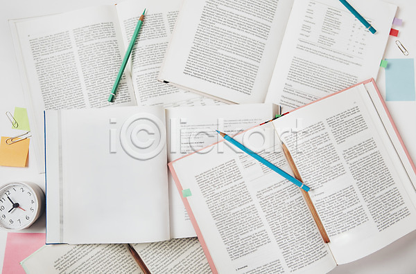 사람없음 JPG 포토 9시 색연필 수능 연필 자명종 책 펼침