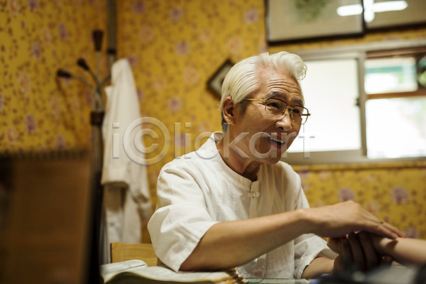 60대 남자 노년 두명 성인만 신체부위 한국인 JPG 앞모습 포토 미소(표정) 상반신 실내 앉기 진료 진료실 진맥 팔 한약방 한의사 한의학 환자