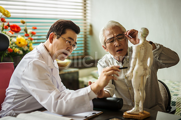 50대 60대 남자 남자만 노년 두명 성인만 중년 한국인 JPG 앞모습 포토 상반신 설명 실내 앉기 의사가운 인체모형 진료 진료실 한의사 한의원 한의학 환자