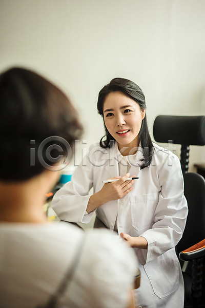 30대 두명 성인 성인여자만 여자 한국인 JPG 뒷모습 앞모습 포토 상담 상반신 설명 실내 앉기 의사가운 진료 진료실 한의사 한의원 한의학 환자