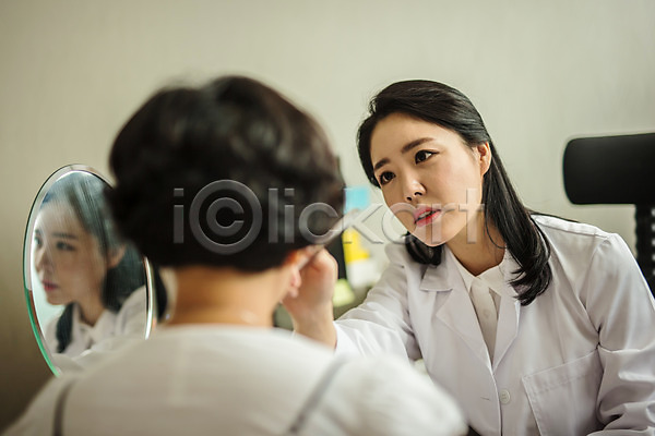 30대 두명 성인 성인여자만 여자 한국인 JPG 뒷모습 앞모습 포토 상담 상반신 설명 실내 앉기 의사가운 진료 진료실 한의사 한의원 한의학 환자