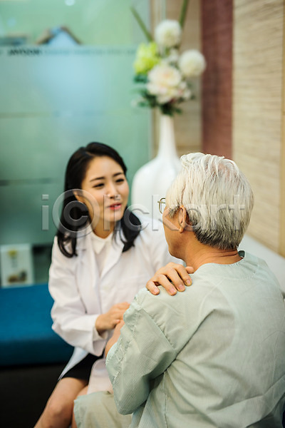 30대 60대 남자 노년 두명 성인 성인만 여자 한국인 JPG 뒷모습 앞모습 포토 미소(표정) 상담 상반신 실내 앉기 어깨통증 의사가운 진료 한의사 한의원 한의학 환자